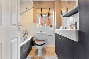 Main Bathroom- click for photo gallery